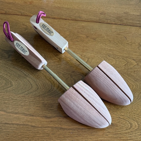 Large cedar shoe trees - Picture 1 of 2